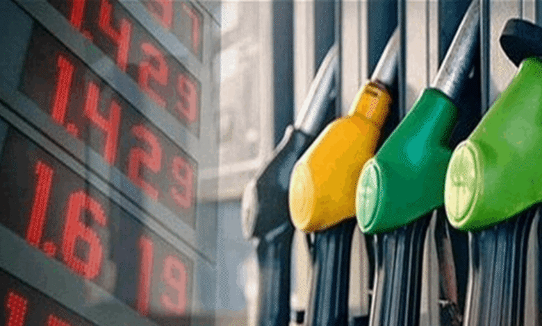 الشحنات تتدفق.. لماذا لا تنخفض أسعار البنزين مع تراجع النفط؟