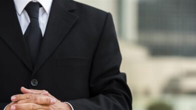 سفير دولة مؤثرة يسخر "مما قيل"