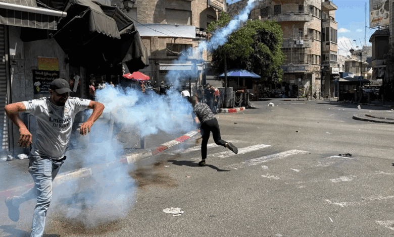 بالعصي والغاز والدهس.. إصابات في صفوف فلسطينيين