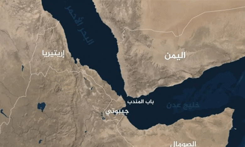 الجيش اليمني يفرض سيطرته النارية على باب المندب ويحاصر الحوثيين