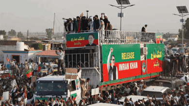 أنصار عمران خان يزحفون نحو إسلام آباد... والسلطات تستنفر