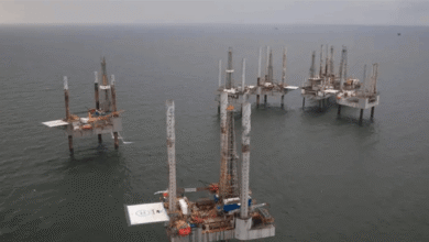 عاصفة أميركية تهدد الإمدادات وتوترات الشرق الأوسط مستمرة.. والنفط يعاود الارتفاع