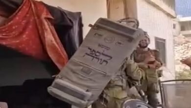 فيديو ينتشر.. جنود إسرائيليون يرقصون داخل أحد المنازل في الجنوب في ختام "عيد العرش"