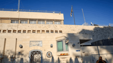 بعد أمر اسرائيلي.. إزالة لافتات ولوحات من القنصلية البريطانية في القدس الشرقية