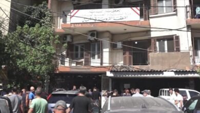 خلع الباب الحديدي لمدخل الدائرة التربوية في طرابلس وشتم الموظفين.. والأمن يعمّم صورته