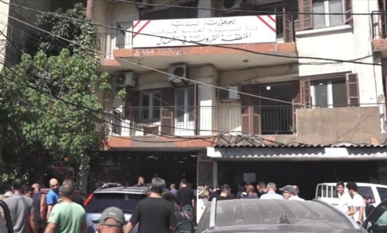 خلع الباب الحديدي لمدخل الدائرة التربوية في طرابلس وشتم الموظفين.. والأمن يعمّم صورته