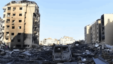 يسرق كابلات وخردة من مبانٍ متضرّرة جراء الحرب.. وهذا ما حلّ به (صورة)