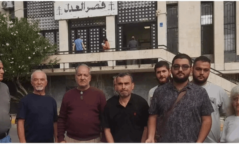 "لا لحماية لصوص الودائع".. صرخة من أمام قصر العدل