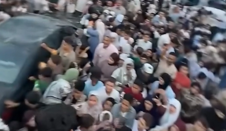 حادثة أثارت الجدل في ليبيا... تدافع بسبب "الشيبس"!