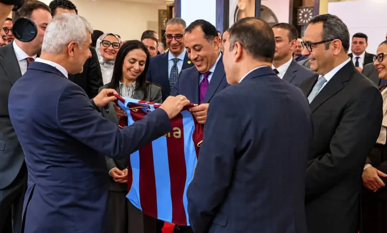 اسم محمد صلاح يخطف الأضواء في زيارة رئيس الوزراء المصري لمعرض "تراثنا"