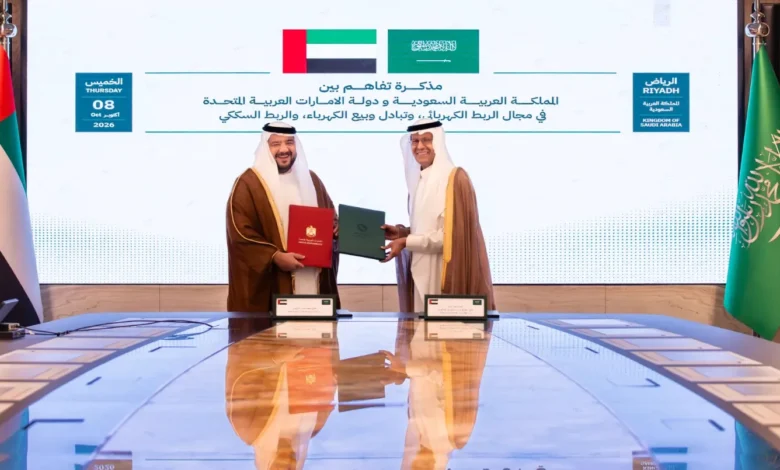 السعودية والإمارات توقعان مذكرة تفاهم لربط شبكتي الكهرباء والسكك الحديد