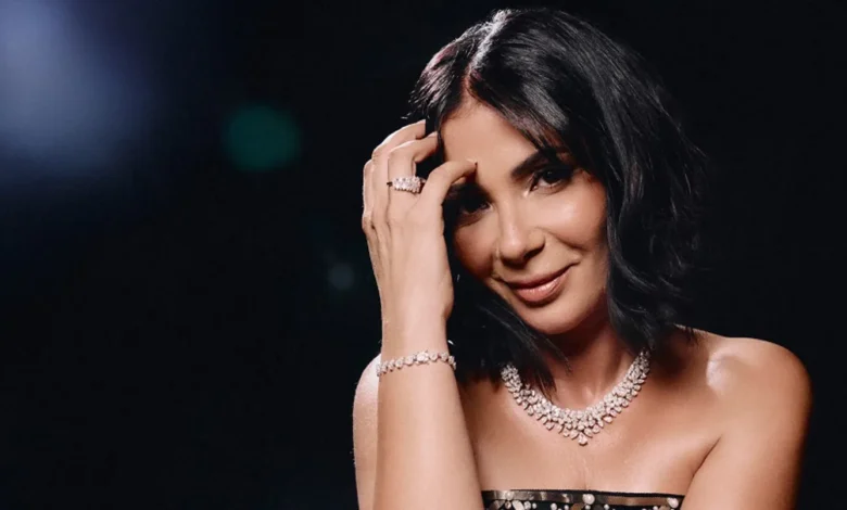 منى زكي بفستان أسود من كارولينا هيريرا في مهرجان الجونة