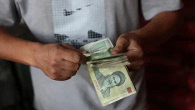 الريال الإيراني يواصل التراجع... والبنك المركزي يضخ ملياري دولار لدعم العملة