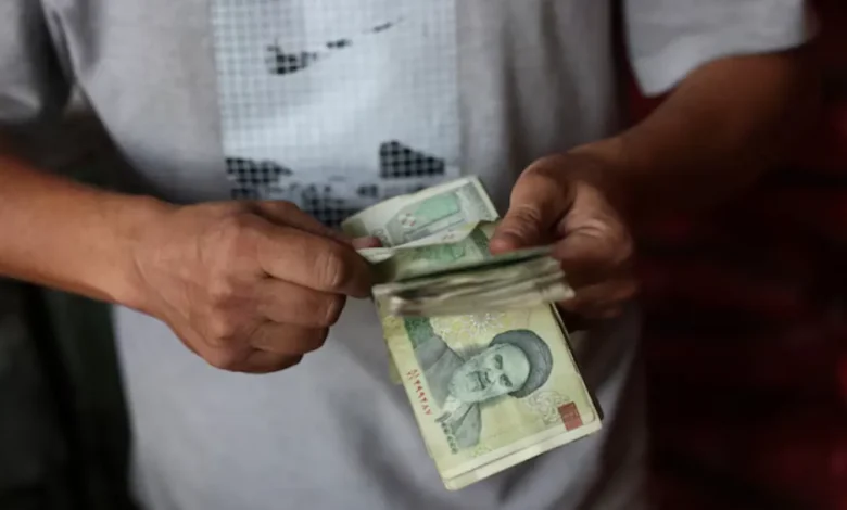 الريال الإيراني يواصل التراجع... والبنك المركزي يضخ ملياري دولار لدعم العملة