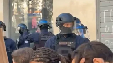 شبيه كيليان مبابي... ضابط ملثم يخطف الأنظار (فيديو)