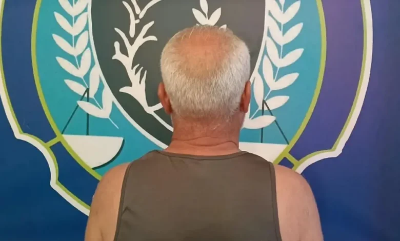 أطلق النار بين قدمَيه وهدّده بمسدّس على رقبته… الأمن اللبناني يوقفه