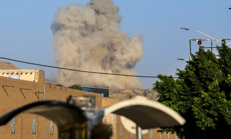 اليمن مباشر.. التحالف يستهدف مخازن وقود بصنعاء والحديدة واعتراض صواريخ ومسيّرات بالسعودية