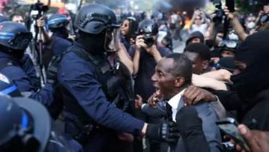 انتشار واسع لمقطع فيديو لرئيس بلدية فرنسي يدافع عن طلاب خلال احتجاجات