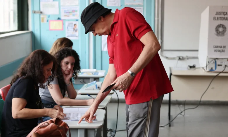 بولسونارو يخالف التوقعات ويواجه لولا في جولة ثانية من انتخابات البرازيل