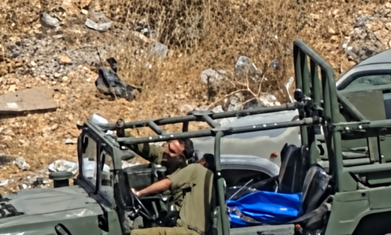 جنديان إسرائيليان يلتقطان "سيلفي" مع جثمان فلسطيني بعد قتله
