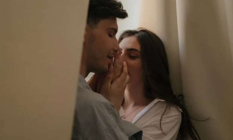 الرجل ليس آلة: فوبيا التعثّر الجنسي والهروب من الإفصاح العاطفي