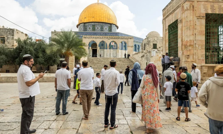 فلسطين مباشر.. اقتحامات للأقصى و"قبر يوسف" وشهيد برصاص المستوطنين