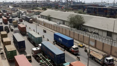 أزمة شحن خانقة لمنع أنصار عمران خان من دخول إسلام آباد