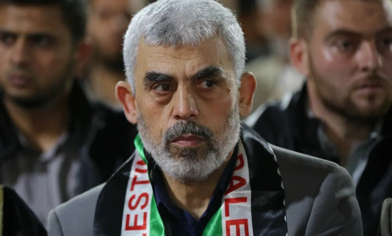 مغردون يتهمون الاحتلال بالتحريض على عائلة يحيى السنوار بعد نشر رسالة نجله